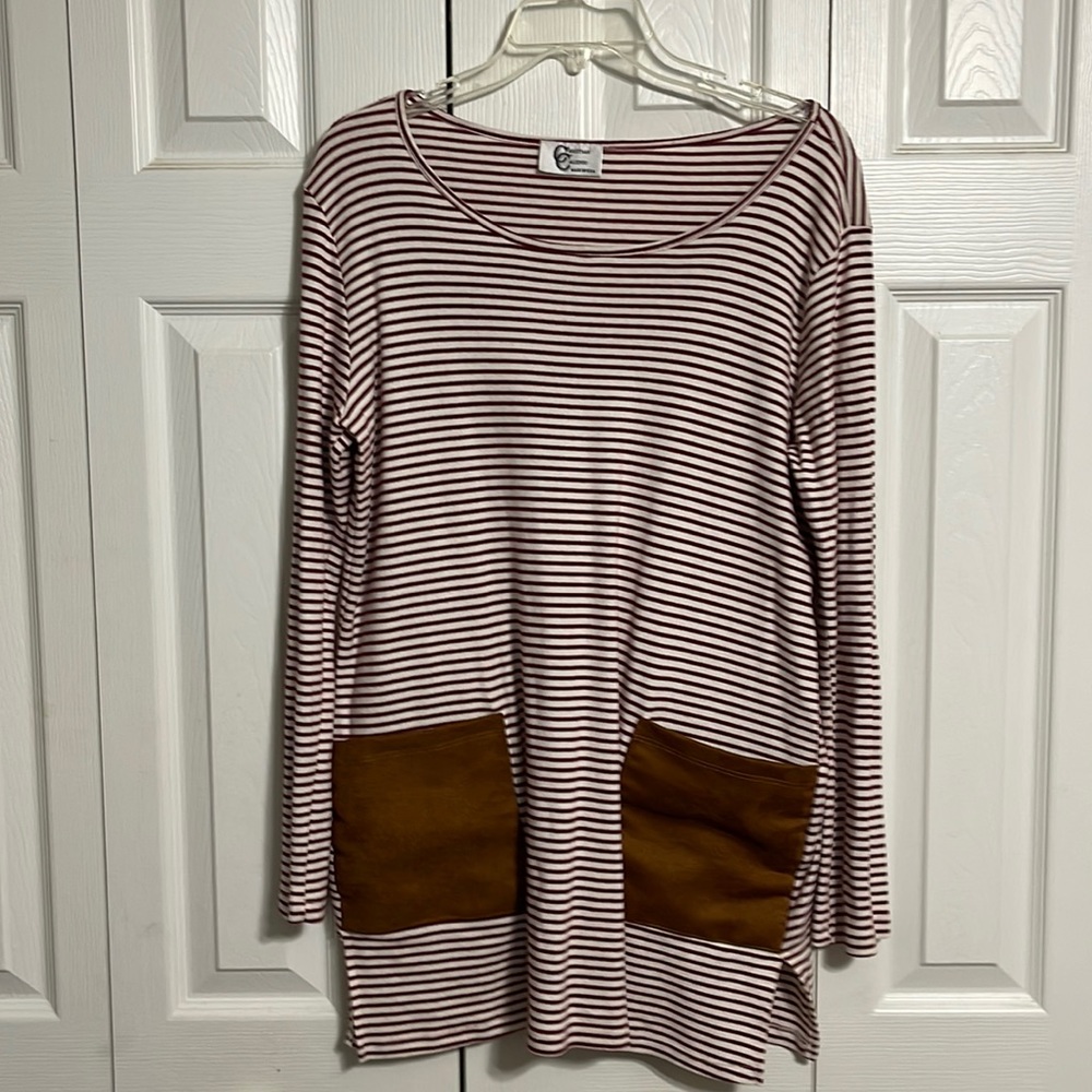 Tunic with faux suede pockets. Cute with jeans or leggings. Size medium.